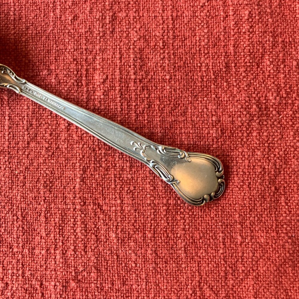 Gorham Chantilly (Lion-Anchor-G) 6” Sugar Shell Spoon No Scroll w/ Monogram - Picture 5 of 8